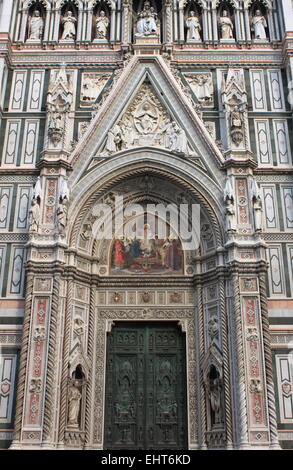 Hauptportal der Kathedrale Santa Maria del Fiore in Florenz, Italien Stockfoto