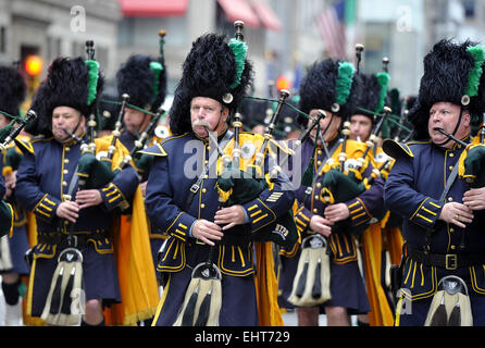 New York, USA. 17. März 2015. Teilnehmer marschieren während der St. Patricks Day Parade in New York, USA, 17. März 2015. Bildnachweis: Wang Lei/Xinhua/Alamy Live-Nachrichten Stockfoto