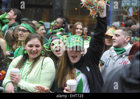 New York, USA. 17. März 2015. Zuschauer feuern während der St. Patricks Day Parade in New York, USA, 17. März 2015. Bildnachweis: Wang Lei/Xinhua/Alamy Live-Nachrichten Stockfoto