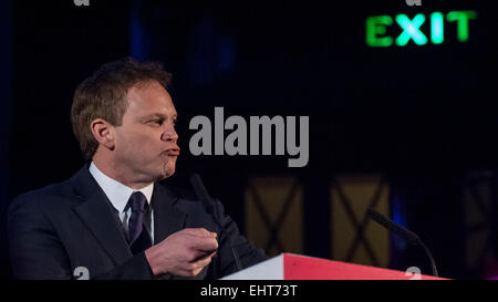 London, UK, 17. März 2015.  Grant Shapps Abgeordneter und Vorsitzender der konservativen Partei, spricht in den Heimen für Großbritannien Rallye am Methodist Central Hall, Westminster. Mehr als 2.500 Menschen aus mehr als 300 Organisationen, einschließlich private Bauherren, Architekten, Unternehmer und Obdachlosen Wohltätigkeitsorganisationen, besuchte und fordert die nächste Regierung, die Krise im Wohnungsbau innerhalb der nächsten 25 Jahre zu beenden.     Bildnachweis: Stephen Chung/Alamy Live-Nachrichten Stockfoto