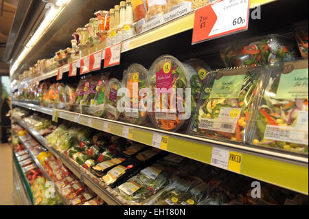 Frischer abgepackten Salat auf einen Supermarkt Morrisons speichern Stockfoto