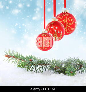 Drei rote Weihnachtskugeln. Stockfoto
