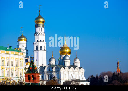 Kathedrale des Erzengels Michael (Archangelskiy Sobor) (1508) und Ivan der große Glockenturm, Kreml, Russland Stockfoto