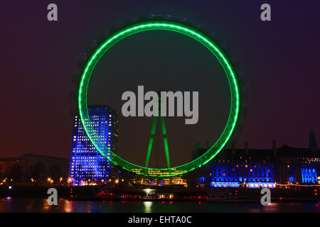 London, UK. 17. März 2015. Das London Eye wird grün feiern St. Patricks Day in London, England-Credit: Paul Brown/Alamy Live News Stockfoto