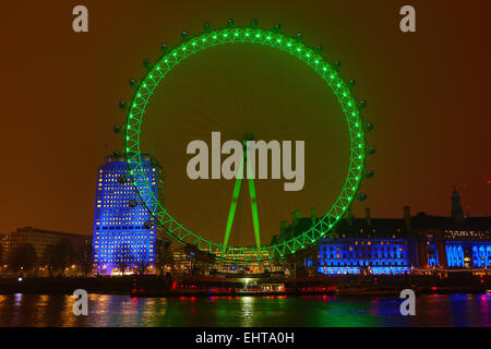 London, UK. 17. März 2015. Das London Eye wird grün feiern St. Patricks Day in London, England-Credit: Paul Brown/Alamy Live News Stockfoto