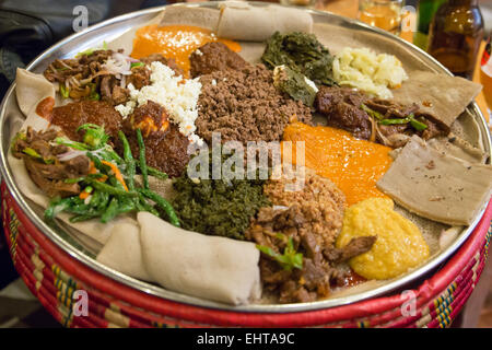 Injera werden wot, traditionelle Äthiopische Küche Stockfoto