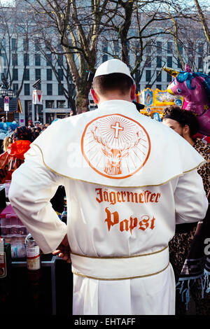 Rosenmontag Kostüm. Eine Person, die verkleidet als Papst Jägermeister, Düsseldorf, Deutschland Stockfoto