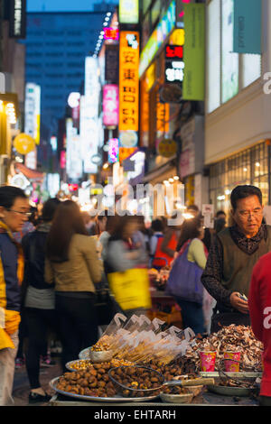 Asien, Republik Korea, Südkorea, Seoul, Neon beleuchteten Straßen von Myeong-dong Stockfoto