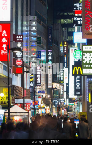 Asien, Republik Korea, Südkorea, Seoul, Neon beleuchteten Straßen von Myeong-dong Stockfoto