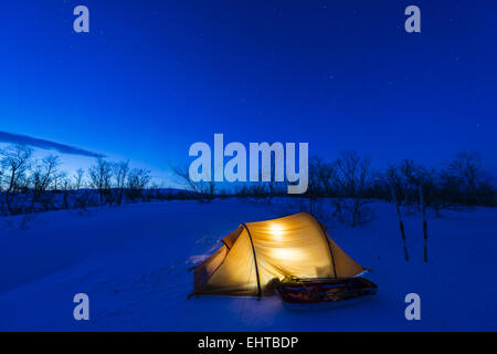 beleuchteten Zelt in Dämmerung, Lappland, Schweden Stockfoto