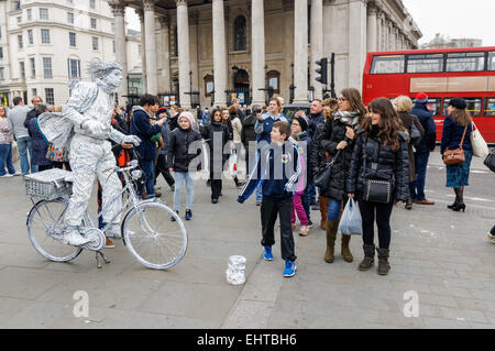 Darsteller außerhalb der Kirche St. Martin-in-the-Fields auf dem Trafalgar Square London England Vereinigtes Königreich UK Stockfoto