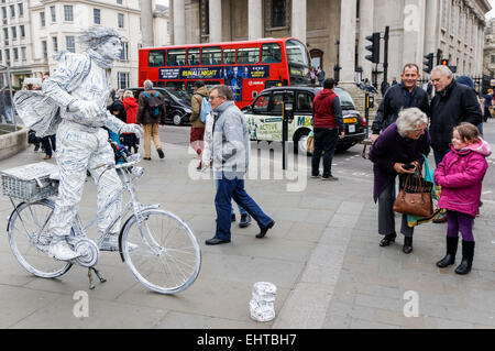 Darsteller außerhalb der Kirche St. Martin-in-the-Fields auf dem Trafalgar Square London England Vereinigtes Königreich UK Stockfoto