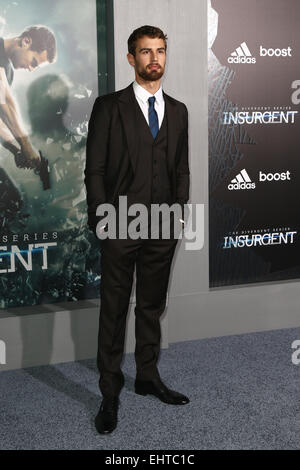 New York, USA. 16. März 2015. Schauspieler Theo James besucht die US-Premiere von "The Divergent Series: Insurgent" im Ziegfeld Theatre am 16. März 2015 in New York City. Bildnachweis: Debby Wong/Alamy Live-Nachrichten Stockfoto