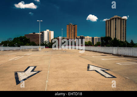 Pfeile auf Parkplatz und Blick auf die Hochhäuser von einem Parkhaus in Towson, Maryland. Stockfoto