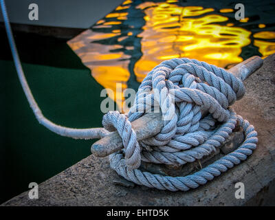 Urlaub-Bild einer Luxus-Yacht vor Anker bei Sonnenuntergang Stockfoto