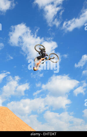 BARCELONA - 28 Juni: Ein Profi-Fahrer beim MTB (Mountainbike) Wettbewerb auf dem Feldweg am LKXA Extremsport. Stockfoto