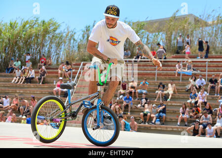 BARCELONA - 28 Juni: Ein Profi-Fahrer beim Flatland BMX (Bicycle Motocross) Wettbewerb in LKXA Extreme Sport Barcelona. Stockfoto