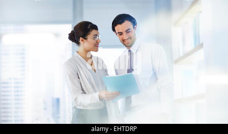 Mann und Frau im Gespräch im Büro Stockfoto