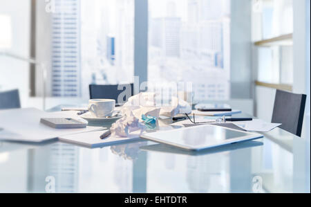 Unordentlich Tisch im Konferenzraum des modernen Büros Stockfoto