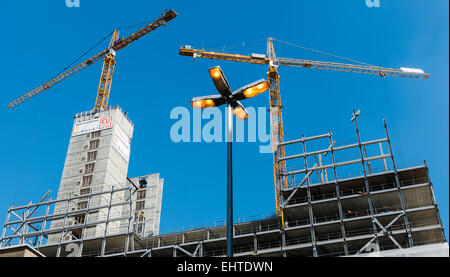 Zwei Kräne und einen Laternenpfahl auf einer Baustelle in Utrecht, Niederlande Stockfoto