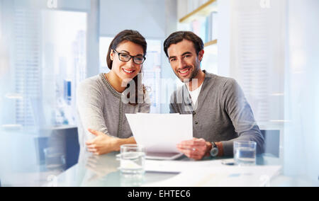 Porträt von Mann und Frau gemeinsam im Büro Stockfoto