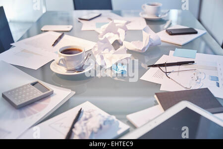 Unordentlich Tisch im Konferenzraum des modernen Büros Stockfoto