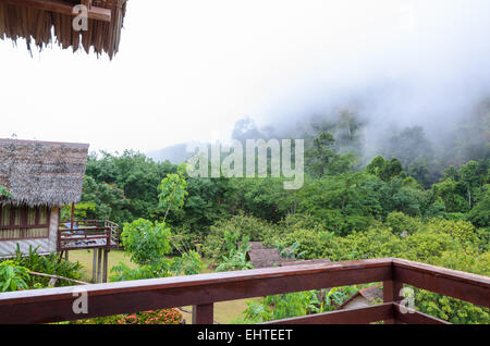 Hohen Winkel Ausblick der Nebel über die Wälder und Berge am Morgen vom Balkon Kabine im Resort, Thailand Stockfoto