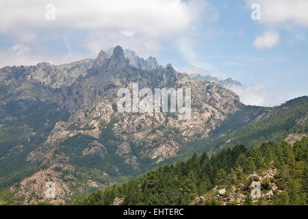 Zentrale Korsika ist von schroffen Bergen und schönen Landschaften wie diese nahe dem Dorf von Zonza dominiert. Stockfoto