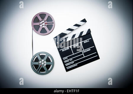 Zwei 8 mm lila und grau Film Rollen vertikal verbunden mit Film und Clapper Board in Vintage Farbeffekt Stockfoto