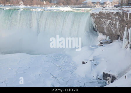 Niagara Falls Kanada hautnah im winter Stockfoto