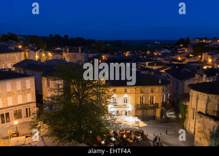 Blick auf UNESCO-Weltkulturerbe Saint-Emilion mit alten Häusern und berühmte Weinviertel bei Nacht. Stockfoto