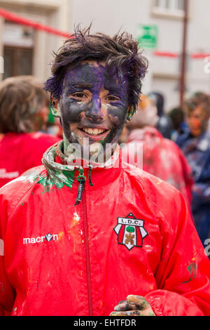 LOULE, PORTUGAL - Februar 2015: Bunte Karneval (Carnaval) Parade Festivalteilnehmer auf Stadt Loule, Portugal. Stockfoto