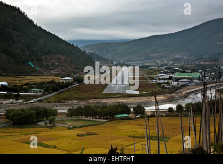 BU00381-00... BHUTAN - der internationale Flughafen Paro und Paro Chhu (Fluss), umgeben von Getreidefeldern. Stockfoto