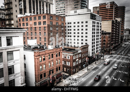 Gebäude entlang der Lombard Street gesehen von einem Parkhaus in Baltimore, Maryland. Stockfoto