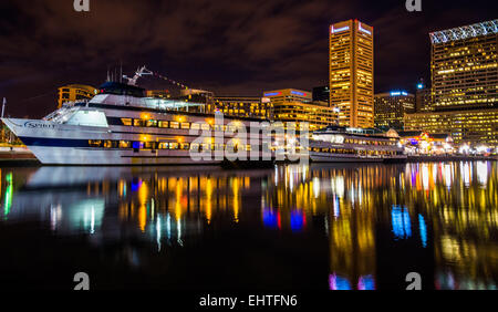 Gebäuden und Booten reflektiert in den Innenhafen bei Nacht, Baltimore, Maryland. Stockfoto