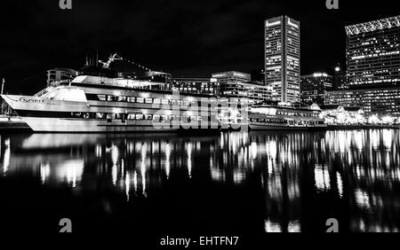 Gebäuden und Booten reflektiert in den Innenhafen bei Nacht, Baltimore, Maryland. Stockfoto