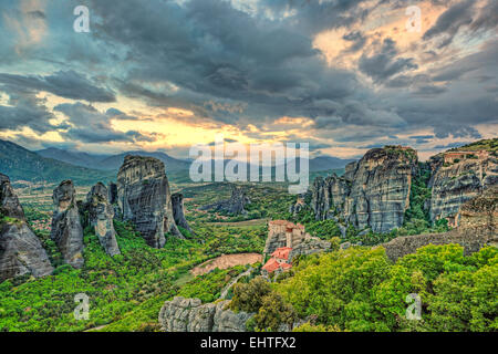 Klöster auf der Oberseite Riesen Felsen scheinen Wunder und Meteora eines der spektakulärsten Orte in Griechenland zu machen. Stockfoto