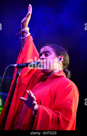 BARCELONA - SEP-23: Seinabo Sey (Soul Pop-Sänger unterzeichneten bei Universal Music Label) führt bei Barcelona Accio musikalische (BAM). Stockfoto