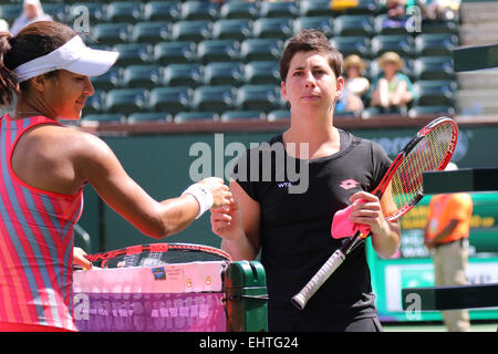 Indische Brunnen, Kalifornien, USA. 17. März 2015.  Britischer Tennisspieler Heather Watson vs. Carla Suarez Navarro (Spanien) in der 4. Runde der Frauen Singles bei der BNP Paribas Open. Suarez Navarro gewinnt 7-6, 3-6, 6-1. Foto: Heather Watson (links) mit Carla Suarez Navarro (rechts). Bildnachweis: Werner Fotos/Alamy Live-Nachrichten Stockfoto