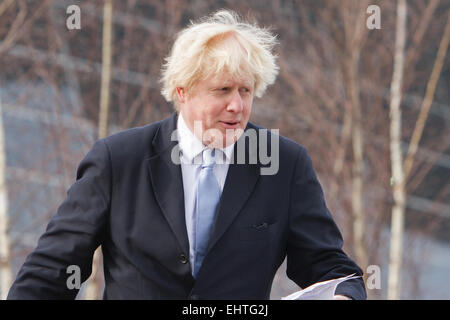 Londoner Bürgermeister Boris Johnson enthüllt die 9/11 Stahl-Skulptur in Queen Elizabeth Olympic Park zuhause seinen ständigen Stockfoto