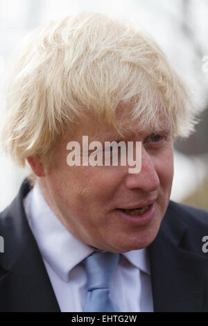 Londoner Bürgermeister Boris Johnson enthüllt die 9/11 Stahl-Skulptur in Queen Elizabeth Olympic Park zuhause seinen ständigen Stockfoto