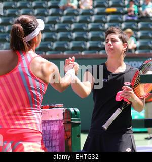 Indische Brunnen, Kalifornien, USA. 17. März 2015.  Britischer Tennisspieler Heather Watson vs. Carla Suarez Navarro (Spanien) in der 4. Runde der Frauen Singles bei der BNP Paribas Open. Suarez Navarro gewinnt 7-6, 3-6, 6-1. Foto: Heather Watson (links) mit Carla Suarez Navarro (rechts). Bildnachweis: Werner Fotos/Alamy Live-Nachrichten Stockfoto