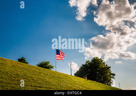 Wolken über eine amerikanische Flagge auf Federal Hill, Baltimore, Maryland. Stockfoto