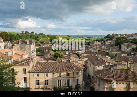 Blick auf UNESCO-Weltkulturerbe Saint-Emilion mit alten Häusern und berühmte Weinviertel. Stockfoto