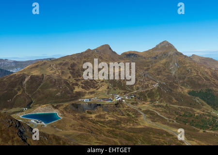 Blick auf Kleine Scheidegg im Herbst in der Nähe der Eiger mit See in der Schweiz. Stockfoto