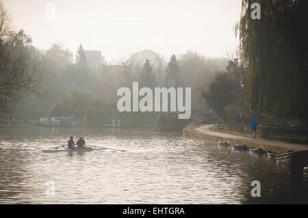 Nebligen Morgen in Iffley Lock, Oxford Stockfoto