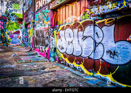 Farbenfrohe Designs in Graffiti Gasse, Baltimore, Maryland. Stockfoto