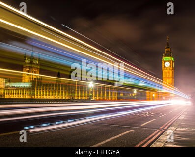 Schnelle Autos von Houses of Parliament Stockfoto