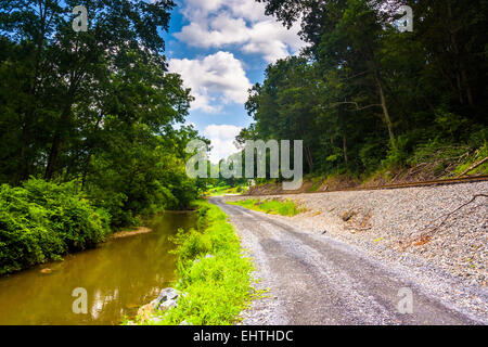 Creek und Eisenbahn Spur entlang eines Feldwegs in Baltimore County, Maryland. Stockfoto