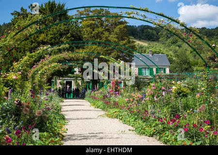CLAUDE MONETS HAUS IN GIVERNY, EURE (27), HAUTE-NORMANDIE, FRANKREICH Stockfoto